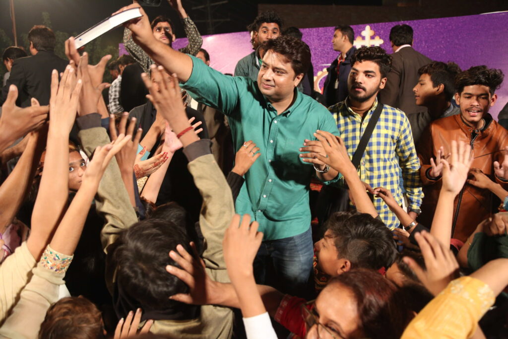 Free Urdu Bibles distribution in Pakistan